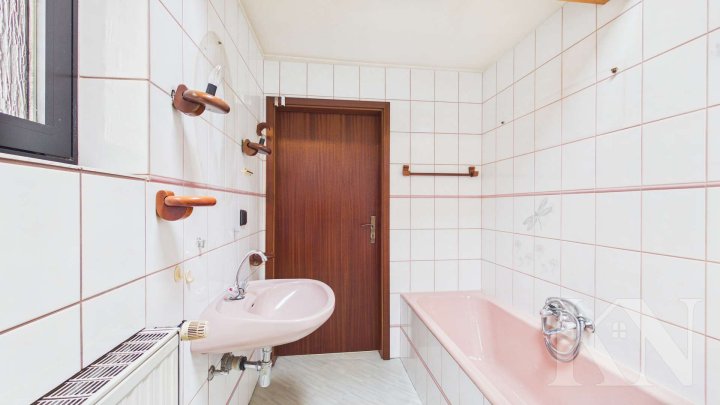 Freistehendes Ein-bis Zweifamilienhaus mit großem Grundstück & Potenzial in Schwalbach-Elm!