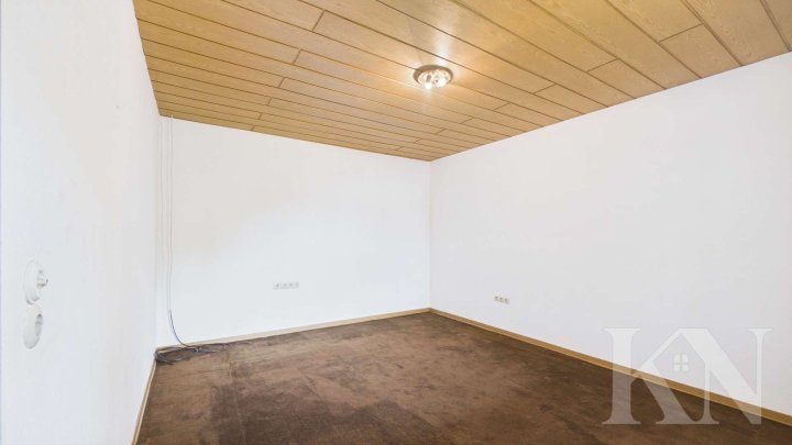 Freistehendes Ein-bis Zweifamilienhaus mit großem Grundstück & Potenzial in Schwalbach-Elm!