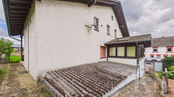 Freistehendes Ein-bis Zweifamilienhaus mit großem Grundstück & Potenzial in Schwalbach-Elm!