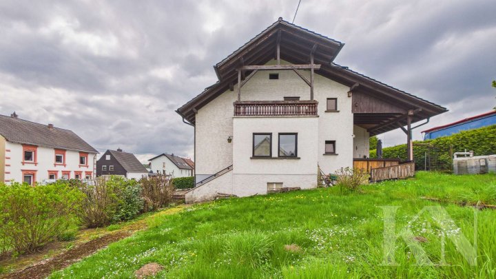 Freistehendes Ein-bis Zweifamilienhaus mit großem Grundstück & Potenzial in Schwalbach-Elm!