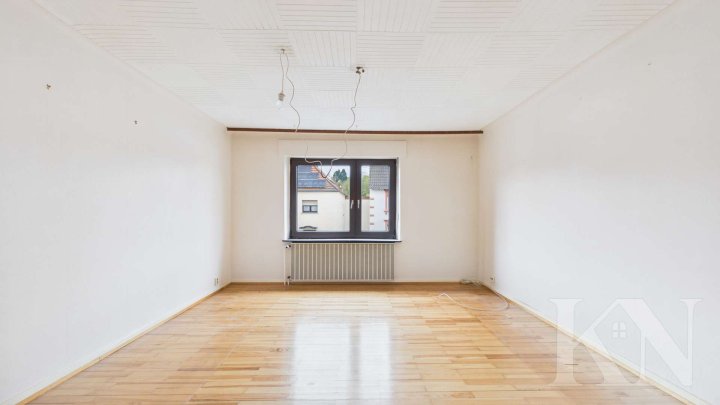 Freistehendes Ein-bis Zweifamilienhaus mit großem Grundstück & Potenzial in Schwalbach-Elm!