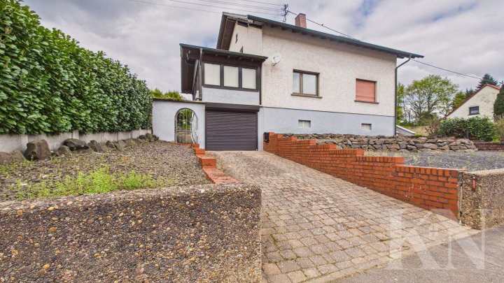 Freistehendes Ein-bis Zweifamilienhaus mit großem Grundstück & Potenzial in Schwalbach-Elm!
