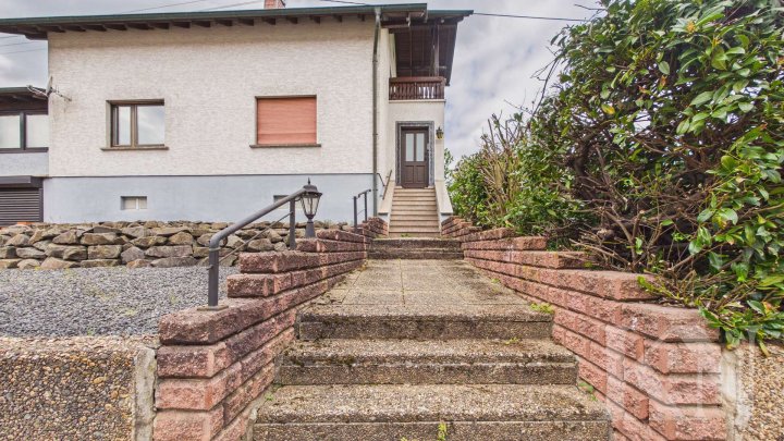 Freistehendes Ein-bis Zweifamilienhaus mit großem Grundstück & Potenzial in Schwalbach-Elm!