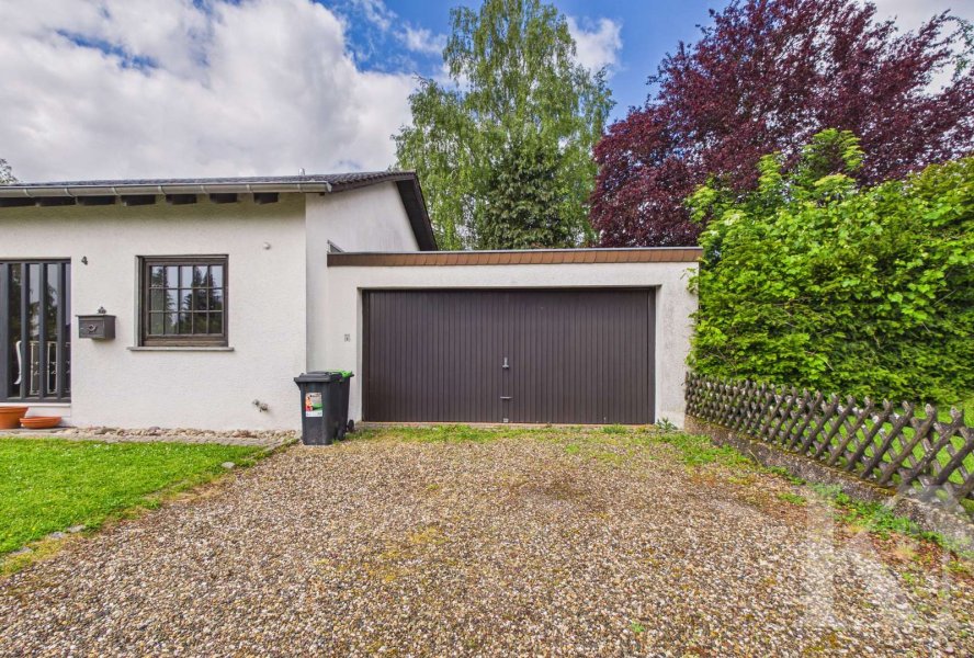 Einfahrt / Garage