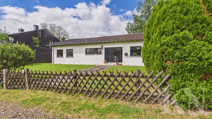 Ruhig gelegenes Einfamilienhaus mit großzügigem Grundstück in Heckendahlheim