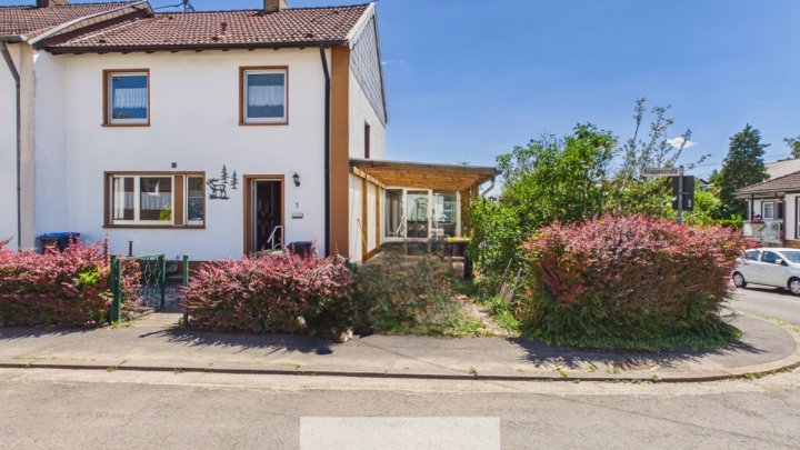 „Ihr neues Zuhause in Ommersheim: Großzügiges Einfamilienhaus mit Wintergarten & Garage“