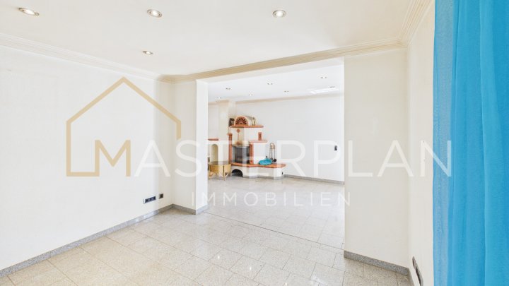 Freistehendes Einfamilienhaus mit Garagen und Garten
