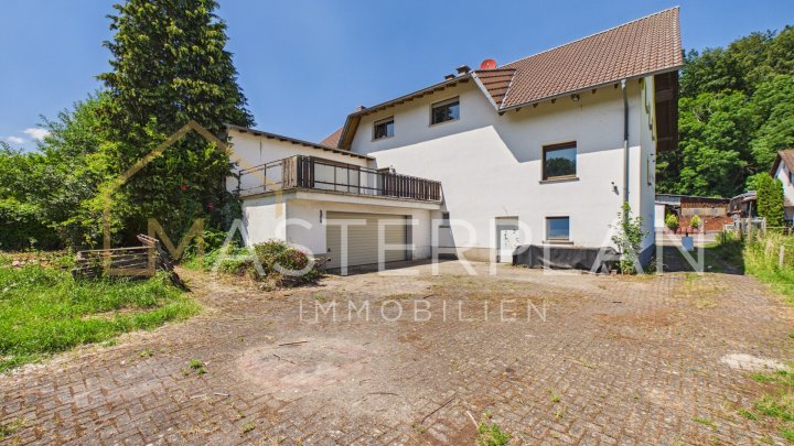 Freistehendes Einfamilienhaus mit Garagen und Garten