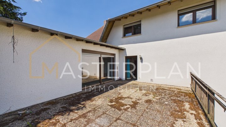 Freistehendes Einfamilienhaus mit Garagen und Garten