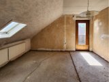 Ein zweites von drei Zimmern im Obergeschoss, ebenfalls mit Zugang zum seitlichen Balkon