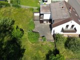 Seitenansicht mit Terrasse, Balkonen und Garten