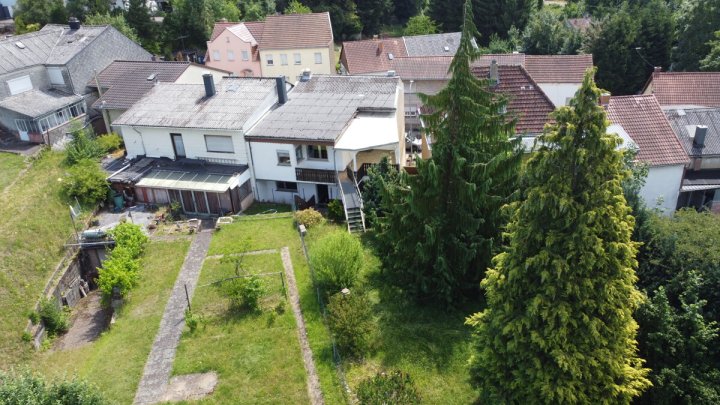 Großzügiges Ein- bis Zweifamilienhaus mit großem Grundstück
