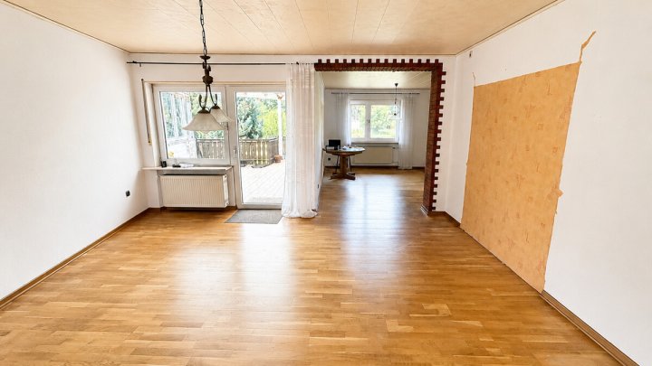 Großzügiges Ein- bis Zweifamilienhaus mit großem Grundstück
