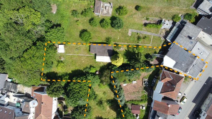 Großzügiges Ein- bis Zweifamilienhaus mit großem Grundstück