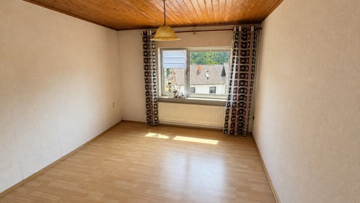 Großzügiges Ein- bis Zweifamilienhaus mit großem Grundstück