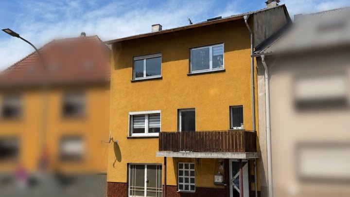 Großzügiges Ein- bis Zweifamilienhaus mit großem Grundstück