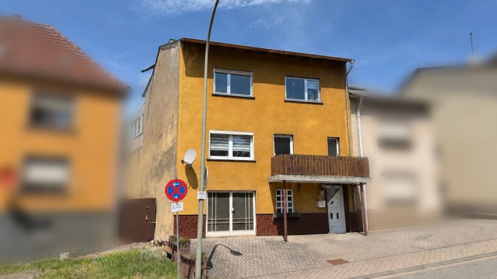 Großzügiges Ein- bis Zweifamilienhaus mit großem Grundstück