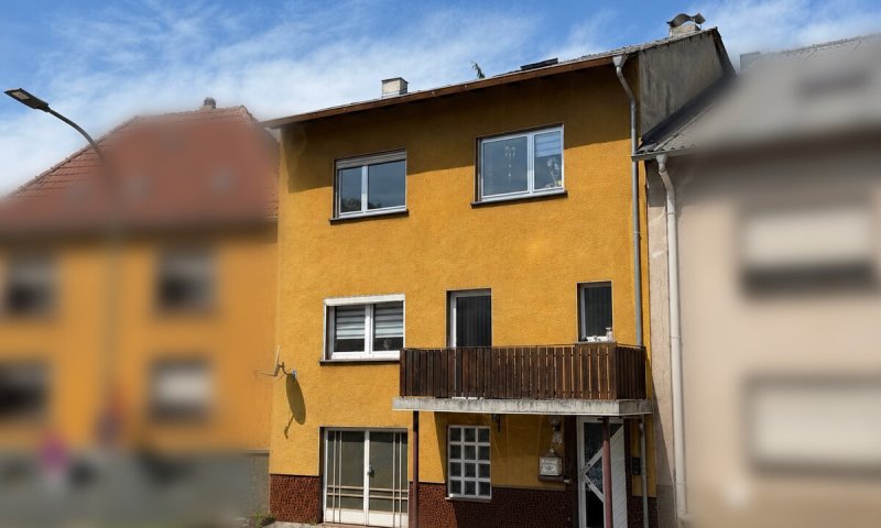 Großzügiges Ein- bis Zweifamilienhaus mit großem Grundstück