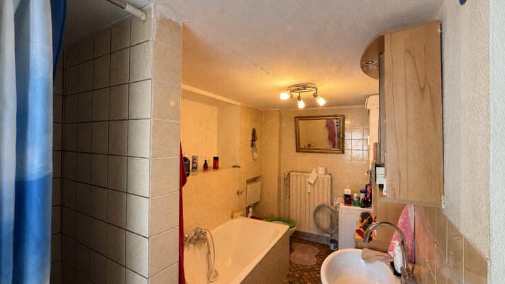 Freistehendes Wohnhaus mit drei separat nutzbaren Wohneinheiten