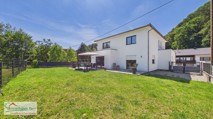 GRENZE LUXEMBURG:

NEUWERTIGES, MODERNES UND GROßZÜGIGES ZUHAUSE MIT EINLIEGERWOHNUNG UND DOPPELGARAGE!