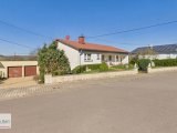 Haus mit Garagen