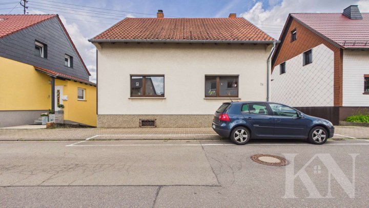Viel Platz für die Familie: Freistehendes Ein- bis Zweifamilienhaus mit Garten in Quierschied!