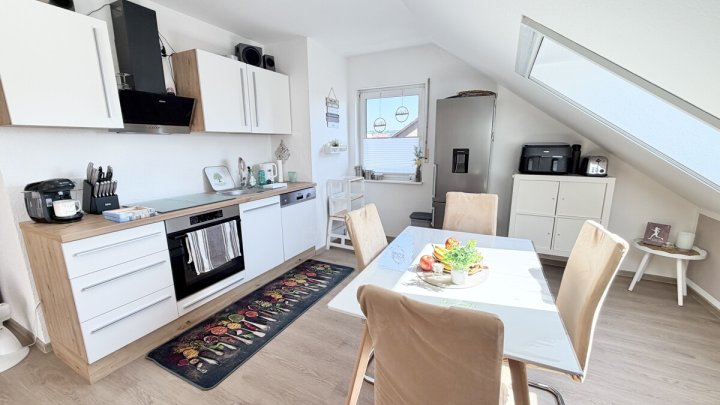 Gepflegte 3-Zimmer-Dachgeschosswohnung mit Balkon in zentraler Lage von Losheim am See