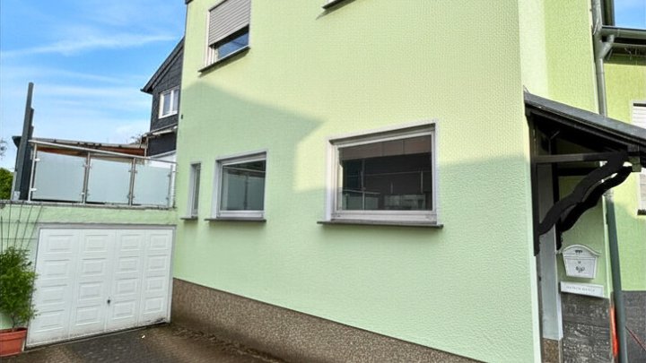 Gepflegtes 2-Familienhaus mit Garten + Garage, teilsaniert