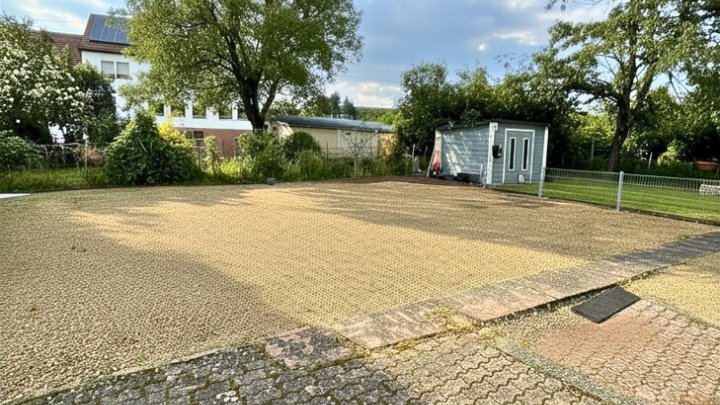 Gepflegtes 2-Familienhaus mit Garten + Garage, teilsaniert