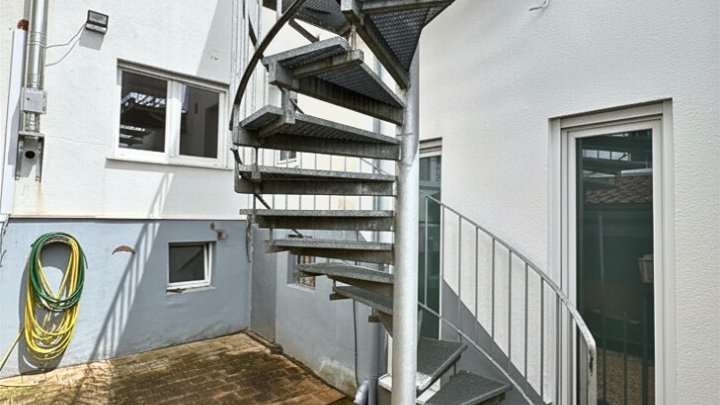 Gepflegtes 2-Familienhaus mit Garten + Garage, teilsaniert