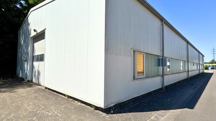 Industriehallen + Freiflächen mit Top-Anbindung für Logistik, etc.