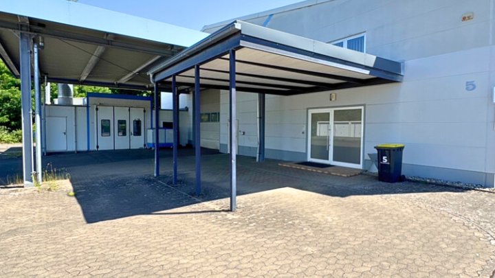 Industriehallen + Freiflächen mit Top-Anbindung für Logistik, etc.