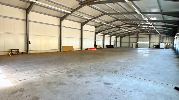 Industriehallen + Freiflächen mit Top-Anbindung für Logistik, etc.