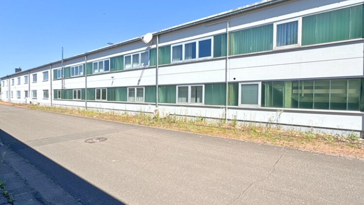 Industriehallen + Freiflächen mit Top-Anbindung für Logistik, etc.
