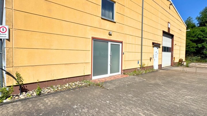 Industriehallen + Freiflächen mit Top-Anbindung für Logistik, etc.
