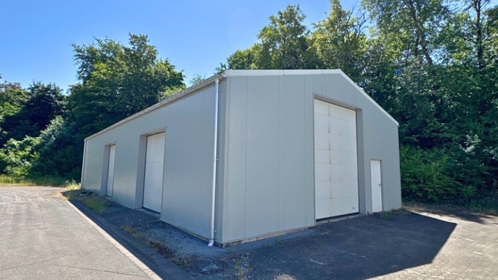 Industriehallen + Freiflächen mit Top-Anbindung für Logistik, etc.