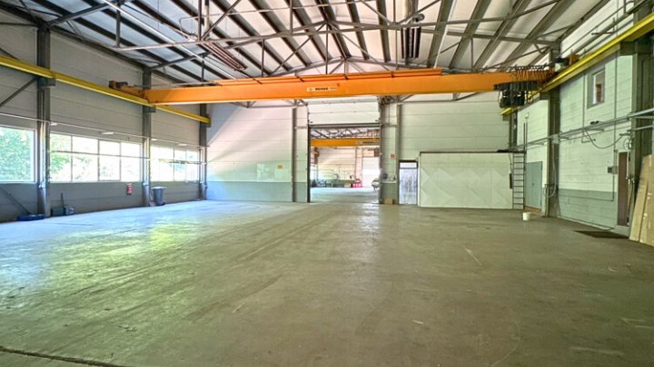 Industriehallen + Freiflächen mit Top-Anbindung für Logistik, etc.