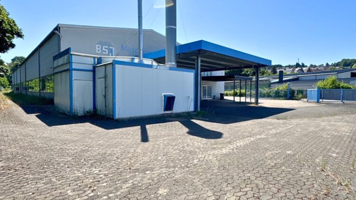 Industriehallen + Freiflächen mit Top-Anbindung für Logistik, etc.
