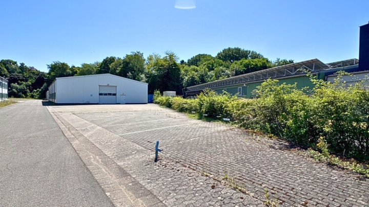 Industriehallen + Freiflächen mit Top-Anbindung für Logistik, etc.
