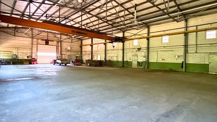 Industriehallen + Freiflächen mit Top-Anbindung für Logistik, etc.