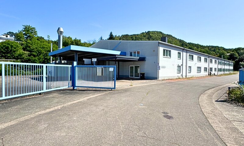 Industriehallen + Freiflächen mit Top-Anbindung für Logistik, etc.