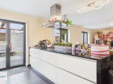 Küche mit Zugang zur Terrasse 