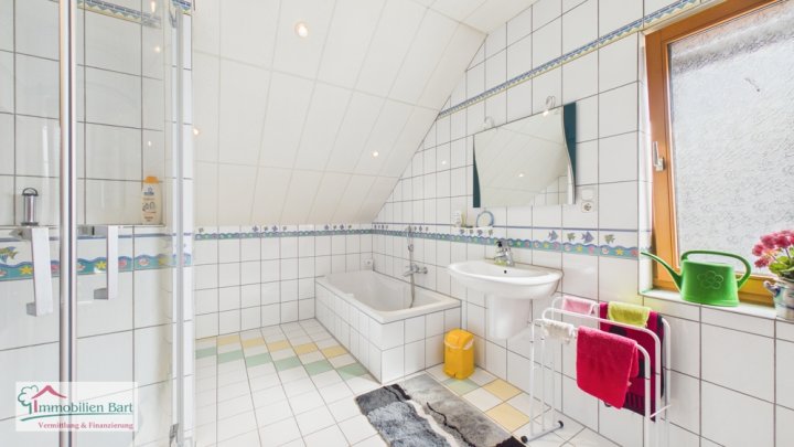 ORSCHOLZ: WOHNHAUS MIT 4 SCHLAFZ., GR. GARAGE, GARTEN IN TOP WOHNLAGE!