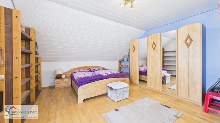 ORSCHOLZ: WOHNHAUS MIT 4 SCHLAFZ., GR. GARAGE, GARTEN IN TOP WOHNLAGE!