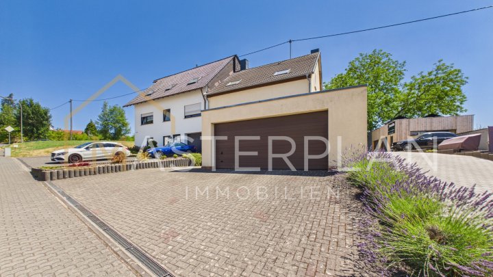 Einzugsbereites EFH mit Doppelgarage und Garten
