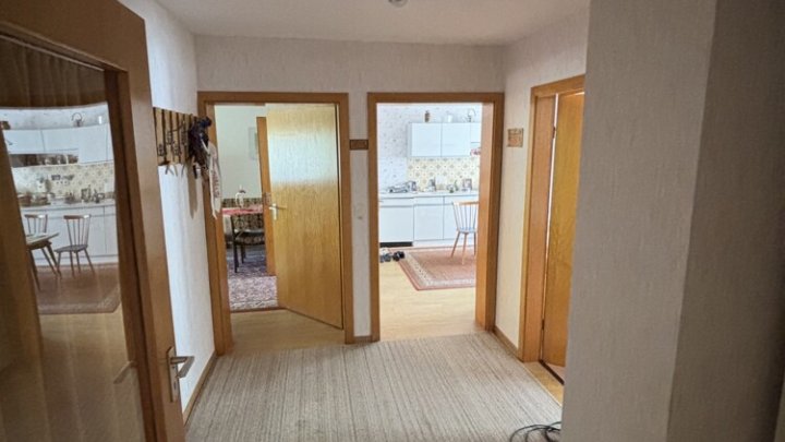 Großzügiges Einfamilienhaus mit Garage und kleinem Garten