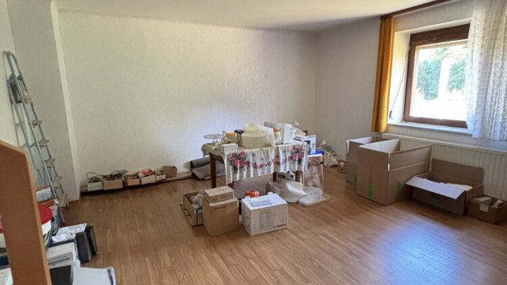 Großzügiges Einfamilienhaus mit Garage und kleinem Garten