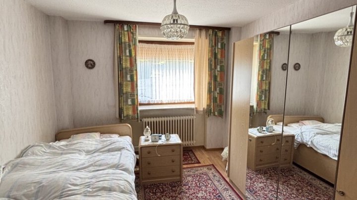 Großzügiges Einfamilienhaus mit Garage und kleinem Garten