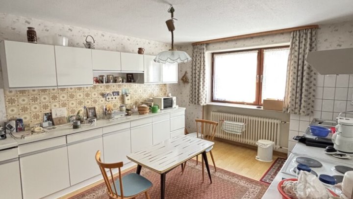 Großzügiges Einfamilienhaus mit Garage und kleinem Garten