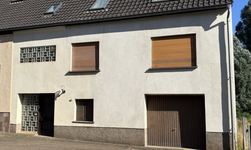 Großzügiges Einfamilienhaus mit Garage und kleinem Garten